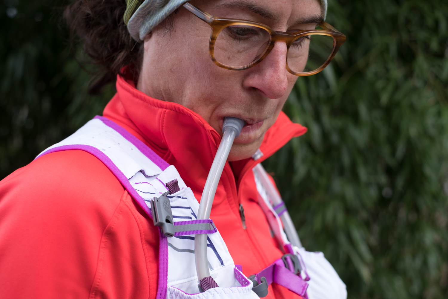 A photo of the VaporHowe 4L 2.0 Ultralight Race Vest that uses two 20oz soft flasks with at-the-ready straws that are easy to drink out of.